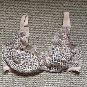 Victoria's Secret Lace Bra in Cream and Black